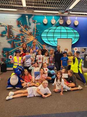 wspólne zdjęcie dzieci z policjantkami