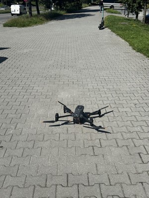 Dron na chodniku
