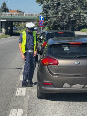 Policjant obok pojazdu - kolejne zdjęcie