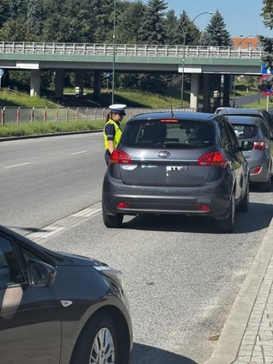 Policjantka obok pojazdu