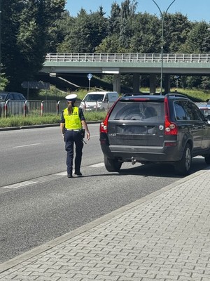 Policjantka idąca do samochodu