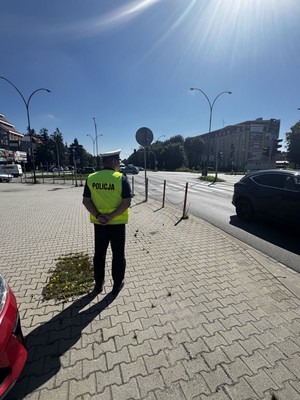 Zdjecie policjanta na tle skrzyzowania