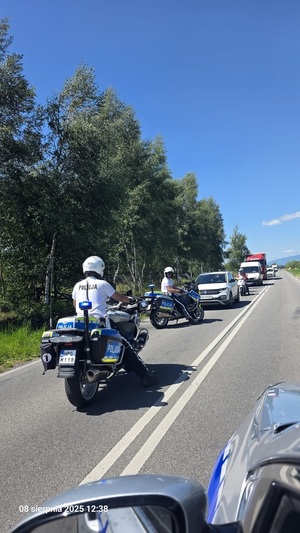 policjanci na motocyklach