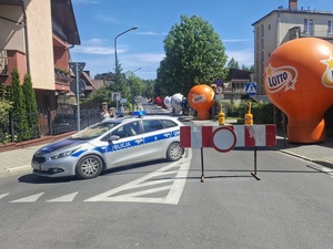 zamknięta droga. Na skrzyżowaniu radiowóz