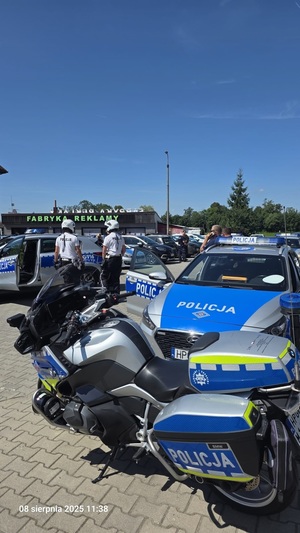 motocykle i radiowozy na zabezpieczeniu