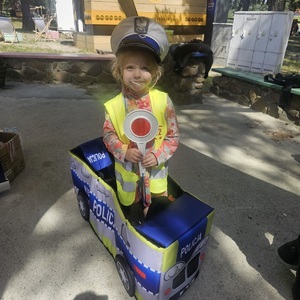 dziewczynka w policyjnym umundurowaniu