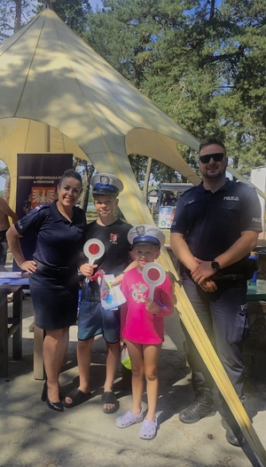 fotografia pamiątkowa z policjantami i dziećmi