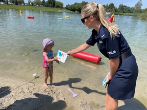 policjantka wręczająca poradnik