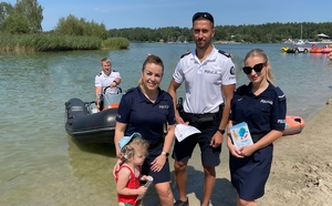 wspólna fotografia policjantów z dziewczynką