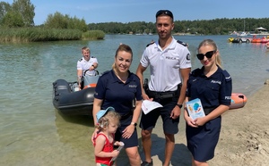 wspólna fotografia policjantów z dziewczynką