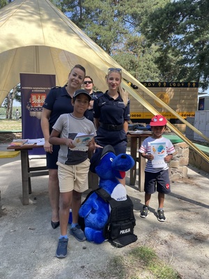 policjantki z chłopcami i Inspektorem Wawelkiem