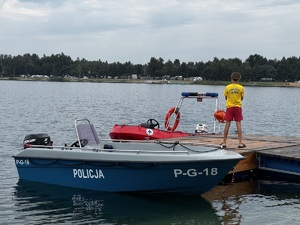 ratownick wodny stojący na molo