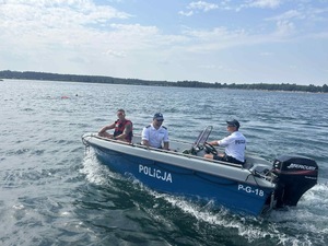 patrol policjantów i ratowików wodnych na łódce