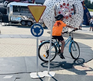 chłopiec na trasie na rowerze