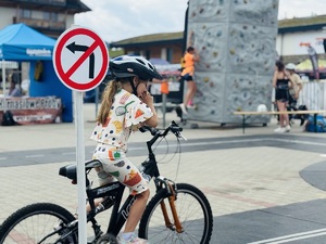 dziewczynka na rowerze przygotowuje się do startu
