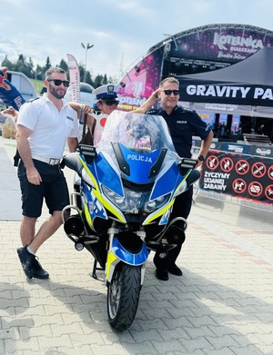 policjanci pozują do zdjęcia