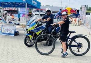 policjant na motocyklu i chłopiec na rowerze