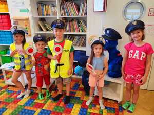 dzieci w elementach policyjnego umundurowania