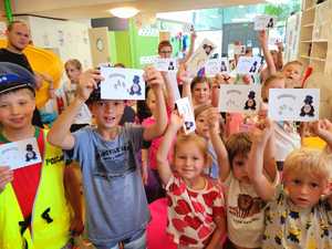 dzieci z odciskami palców