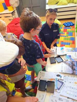 policjantka wykonuje odciski palców