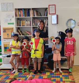 policjantka z uczestnikami półkolonii