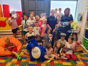 policjantki z dziećmi na pamiątkowym zdjęciu