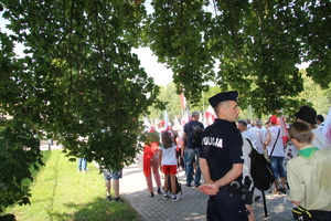 Zabezpieczenie procesji rocznicy męczeńskiej śmierci św. Maksymiliana Kolbe 2025  policjant przy ulicy