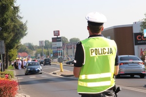 Zabezpieczenie procesji rocznicy męczeńskiej śmierci św. Maksymiliana Kolbe 2025 (24) procesja z parafi św. Maksymiliana Kolbe