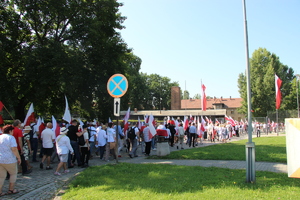 Zabezpieczenie procesji rocznicy męczeńskiej śmierci św. Maksymiliana Kolbe 2025 uczestnicy procesji wchodzą na teren Auschwitz