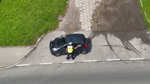 obraz  z drona - policjant, kontrola drogowa