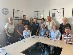 wspólne zdjęcie seniorów z policjantami