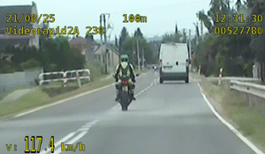 motoyklista jedący pasem ruchu przedstawiona prędkość 117 km