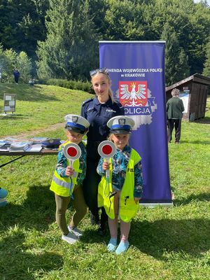 policjantka z dziećmi
