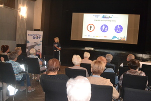 Policjantka omawia Seniorom zasaby bezpieczeństwa na drogach