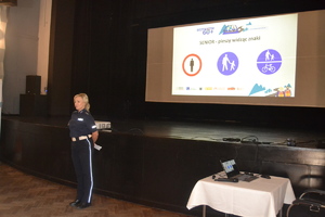 Policjantka prowadzi wykład o bezpieczeństwie na drodze