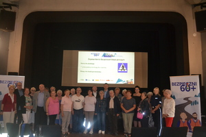 Policjantka wraz z Seniorami podczas spotkania bezpieczni 60+