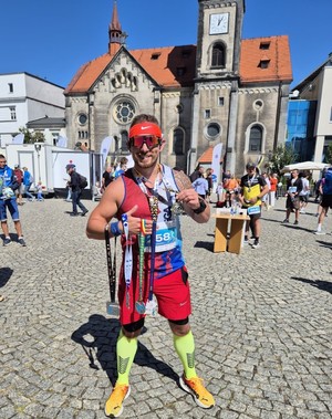 Zastępca Naczelnika Wydziału Prewencji KPP Oświęcim z medalami