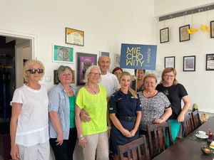 wspólna fotografia seniorzy i policjantka