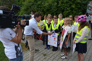 Dziecko udziela wywiadu do telewizji Kraków