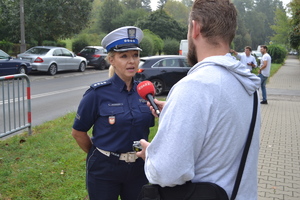 Policjantka udziela wywiadu dla Radia Eska