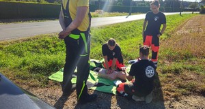 uczennice prezentują resuscytację krążeniowo oddechową kierowcy(1)