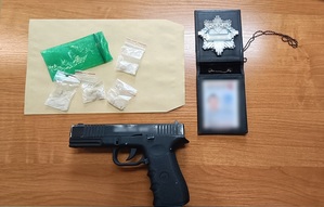 Broń, legitymacja i odznaka