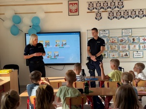 dzielnicowi podczas spotkania w szkole