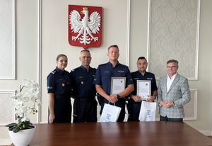 na zdjeciu umundurowani policjanci oraz Burmistrz Miasta Libiąża