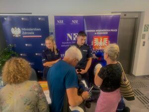 osoby rozmawiające z policjantami