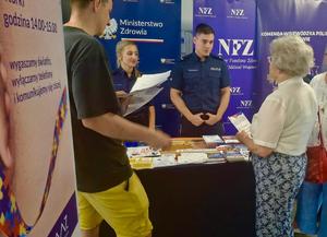 policjanci przy stanowisku policyjny,