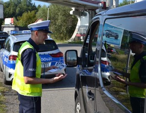 Policjant rozmawiający z kierującym