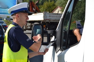Policjant tłumaczący kierującemu założenia akcji