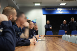 policjanci przy stole