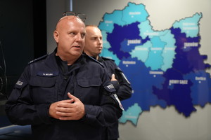 policjant na tle mapy województwa